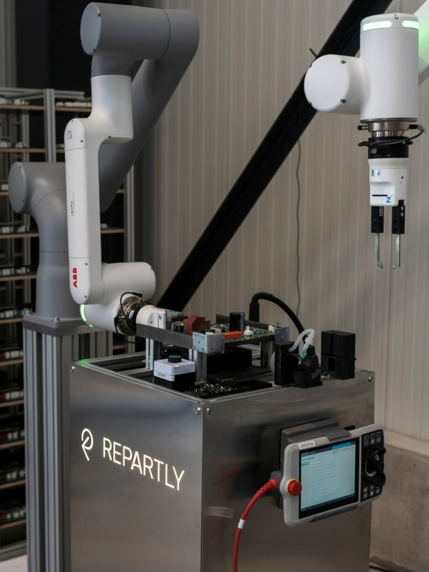 Repartly-Elektronik-Reparatur-Cobot-Copyright-Repartly.jpg