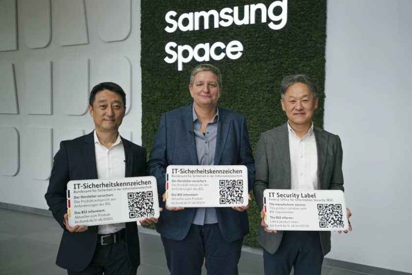 BSI-Sicherheitskennzeichen--bergabe-bei-Samsung-2025-Copyright-Samsung-Electronics-GmbH.jpg