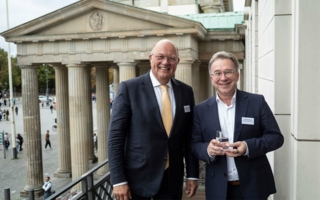 HDE-Praesident-Dr--Alexander-von-Preen-und-Bededict-Kober-Copyright-HDE-Santiago-Engelhardt-.jpg