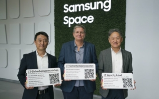 BSI-Sicherheitskennzeichen--bergabe-bei-Samsung-2025-Copyright-Samsung-Electronics-GmbH.jpg