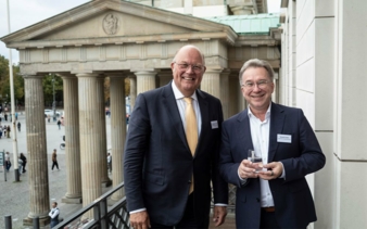 HDE-Praesident-Dr--Alexander-von-Preen-und-Bededict-Kober-Copyright-HDE-Santiago-Engelhardt-.jpg