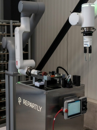 Repartly-Elektronik-Reparatur-Cobot-Copyright-Repartly.jpg