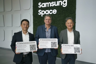 BSI-Sicherheitskennzeichen--bergabe-bei-Samsung-2025-Copyright-Samsung-Electronics-GmbH.jpg